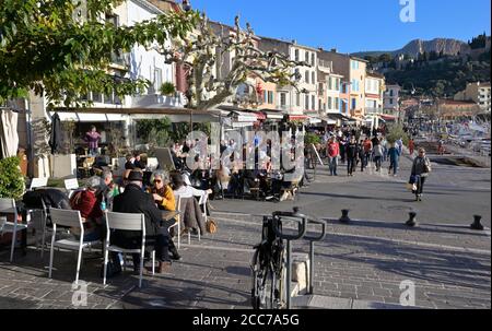 I turisti che si godono la vigilia di Capodanno al porto di Cassis nella Costa Azzurra, FR Foto Stock