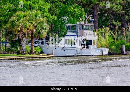 Una nave da pesca è ormeggiata in un canale privato sul West Fowl River, 6 luglio 2019, a Coden, Alabama. Foto Stock