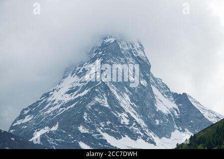 Vetta del Cervino tra le nuvole di Zermatt Svizzera Foto Stock
