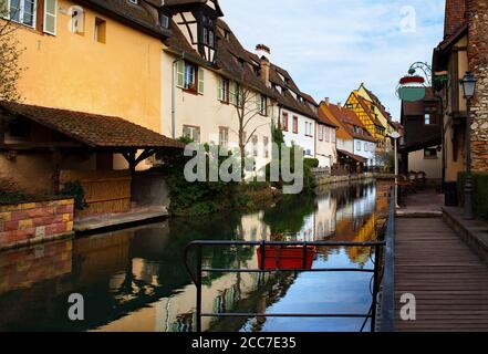 Una splendida vista degli edifici nella città storica di Colmar, in Alsazia, Francia Foto Stock