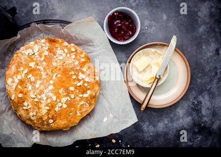 Pane alla soda Irsh facile e veloce con avena Foto Stock