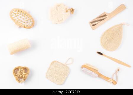 Set di articoli da toeletta e prodotti da bagno sostenibili su sfondo bianco. Concetto di stile di vita sostenibile Foto Stock