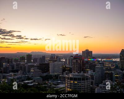 L'alba di Montreal si vede dal Monte Royal con lo skyline della città la mattina Foto Stock
