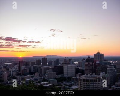 L'alba di Montreal si vede dal Monte Royal con lo skyline della città la mattina Foto Stock