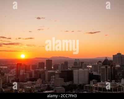 L'alba di Montreal si vede dal Monte Royal con lo skyline della città la mattina Foto Stock