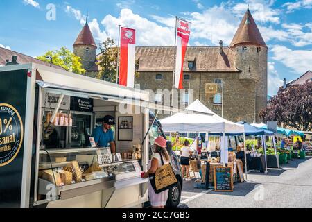 Bulle Switzerland, 27 giugno 2020 : le Gruyere AOP negozio di formaggi al mercato di Bulle con gente e castello in background a Bulle la Gruyere Switzerland Foto Stock