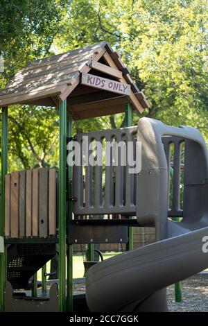 Solo per i bambini, accedere al parco giochi Suburban nel parco comunitario Foto Stock