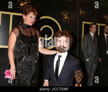 LOS ANGELES - SET 17: Erica Schmidt, Peter Dinklage al HBO Emmy After Party - 2018 al Pacific Design Center il 17 settembre 2018 a West Hollywood, California Foto Stock