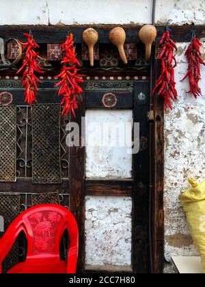 Red Chili Peppers Hung per asciugare all'esterno di una casa in Bhutan Foto Stock