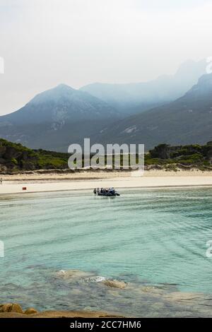 Atterraggio zodiaco a Trusers Point, Flinders Island, Furneaux Group, Tasmania Foto Stock