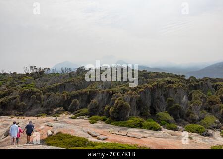 Escursionisti a Trusers Point, Flinders Island, Furneaux Group, Tasmania Foto Stock