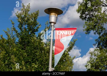 RIVER FALLS, WI/USA - 4 AGOSTO 2020: Banner e logo del campus alla University of Wisconsin River Falls. Foto Stock