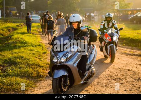 Il motociclista corre sulla strada in una giornata estiva soleggiata. 08.24.2019 - Lida, Bielorussia. Foto Stock