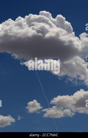 Un aeroplano a getto lascia un lungo contrail mentre vola in alto sopra il sud-ovest americano. Foto Stock