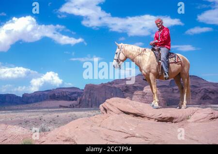 Navaho Indian on His Horse, Monument Valley, Arizona, Stati Uniti. Fotografato agosto 1963. Foto Stock