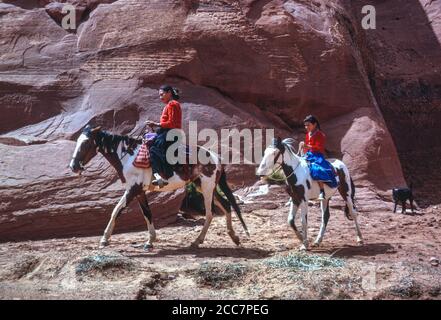 Navaho madre indiana e figlia sui loro cavalli, Monument Valley, Arizona, Stati Uniti. Fotografato agosto 1963. Foto Stock