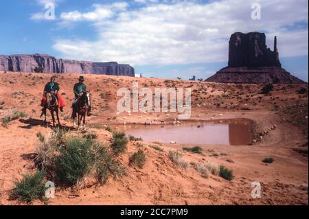 Navaho Man e Donna a Horseback, Monument Valley, Arizona, Stati Uniti. Fotografato agosto 1963. Foto Stock