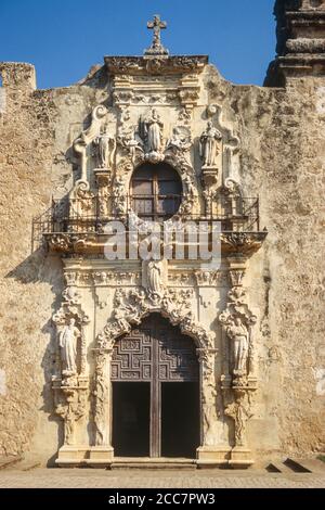 Ingresso alla missione di San Jose, San Antonio, Texas, Stati Uniti. La Rose Window si trova sopra l'entrata. Vedi maggiori informazioni sulle identità delle sei statue. Foto Stock