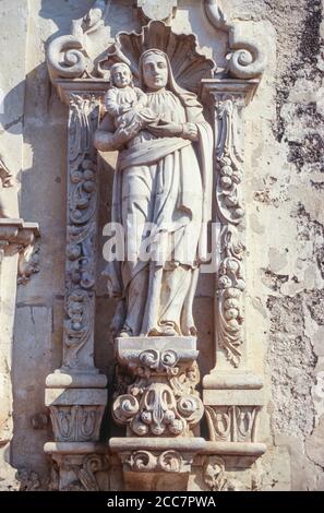 San Jose Mission, San Antonio, Texas, Stati Uniti. Scultura di Sant'Anna che tiene la Madonna del Bambino. Foto Stock