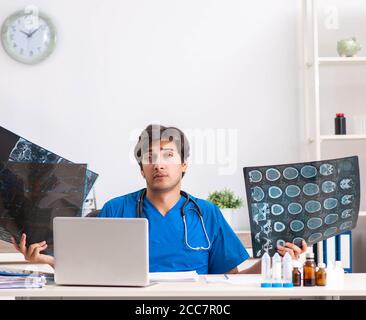 Il maschio di medico radiologo con raggi x può immagine Foto Stock