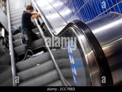 Monaco, Germania. 17 agosto 2020. Christian Hacker, un dipendente di Stadtwerke München, installa lampade UV su una scala mobile a Marienplatz S-Bahn e U-Bahn. Stadtwerke München (SWM) e Münchner Verkehrsgesellschaft (MVG) stanno conducendo un test a lungo termine per esaminare la disinfezione dei corrimano sulle scale mobili con luce UV. Credit: Sven Hoppe/dpa/Alamy Live News Foto Stock