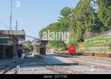 Stazione ferroviaria Fenqihu a Zhuqi Township, Contea di Chiayi, Taiwan. Alishan Forest Railway è una rete di 86 km di 762mm ferrovia a scartamento ridotto. Foto Stock