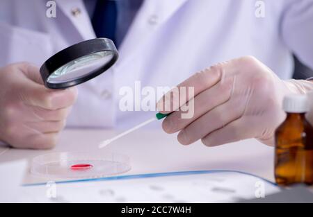 Il laboratorio di sintesi dei farmaci sperimenta con pillole Foto Stock