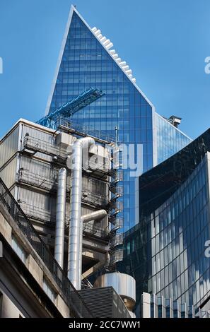 Giustapposizione di stili architettonici nella Città di Londra Foto Stock