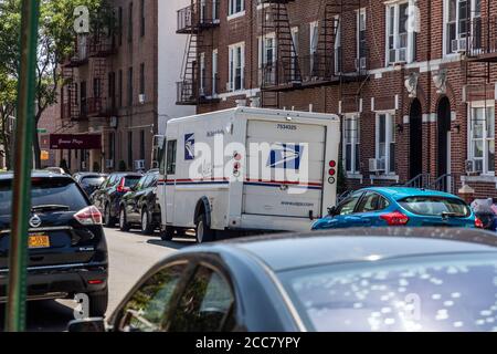 Brooklyn, NY, USA - 18 agosto 2020: Camion postale visto sui rubinetti di Brooklyn in mezzo alla crisi postale, COVID-19 e le prossime elezioni. Foto Stock