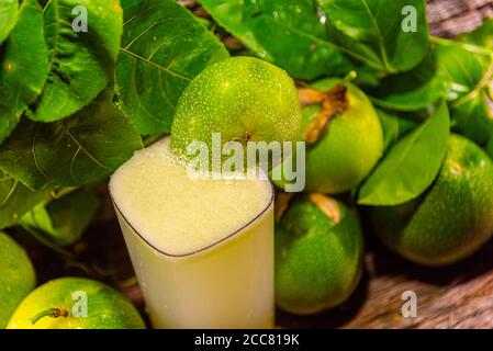 Frutta e succo di frutta (Passiflora edulis). Frutta tropicale. Bevanda rinfrescante. Piante medicinali e lenitive. Frutta fresca. Dolci e bevande Foto Stock