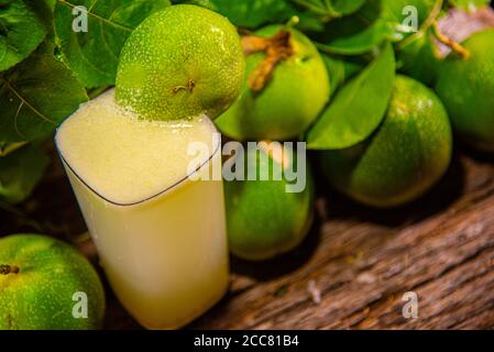 Frutta e succo di frutta (Passiflora edulis). Frutta tropicale. Bevanda rinfrescante. Piante medicinali e lenitive. Frutta fresca. Dolci e bevande Foto Stock