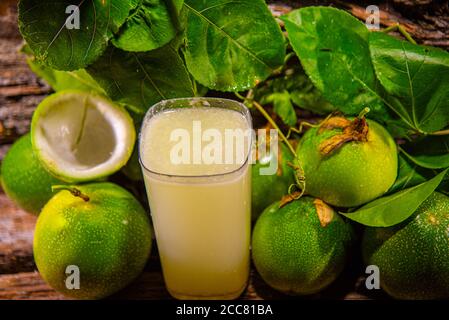 Frutta e succo di frutta (Passiflora edulis). Frutta tropicale. Bevanda rinfrescante. Piante medicinali e lenitive. Frutta fresca. Dolci e bevande Foto Stock