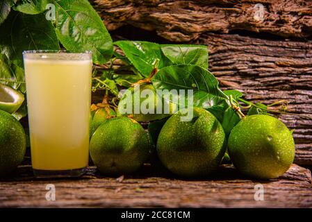 Frutta e succo di frutta (Passiflora edulis). Frutta tropicale. Bevanda rinfrescante. Piante medicinali e lenitive. Frutta fresca. Dolci e bevande Foto Stock