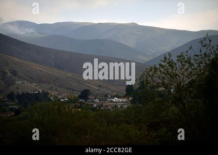 Un piccolo insediamento nella regione vinicola vicino a Cafayate, provincia di Salta, Argentina. Foto Stock