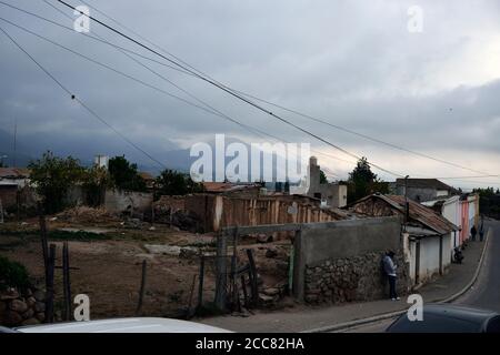 Un piccolo insediamento nella regione vinicola vicino a Cafayate, provincia di Salta, Argentina. Foto Stock