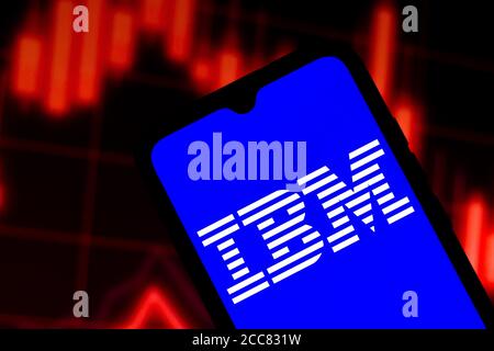 In questa illustrazione fotografica viene visualizzato il logo di International Business Machines Corporation (IBM) su uno smartphone. Foto Stock