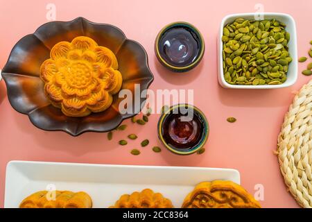 Piatto Lay metà autunno festival cibo colorato e bevande su dolce sfondo rosa. Viaggi. Vacanza, concetto di cibo Foto Stock