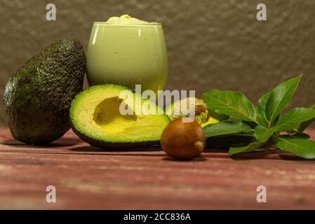 American persea. Crema di avocado. Frutta tropicale. Guacamole. Avocado intero e a metà. Pasta di avocado verde. Dessert. Delicatezza culinaria. Cibo naturale. Foto Stock