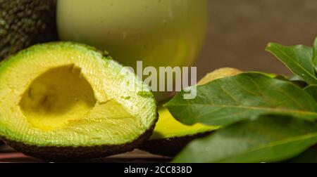 American persea. Crema di avocado. Frutta tropicale. Guacamole. Avocado intero e a metà. Pasta di avocado verde. Dessert. Delicatezza culinaria. Cibo naturale. Foto Stock