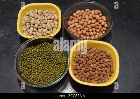 Fagioli verdi freschi e arachidi con chana su nero sfondo Foto Stock