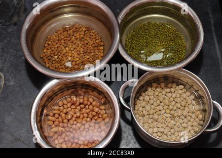 Fagioli verdi freschi e arachidi con chana su nero sfondo Foto Stock