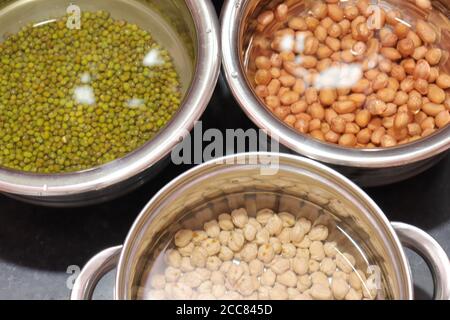 Fagioli verdi freschi e arachidi con chana su nero sfondo Foto Stock