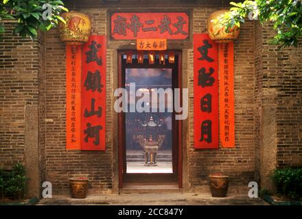 Cina: L'ingresso al Tempio Man Mo del XIX secolo, Tai po, nuovi territori, Hong Kong. Il tempio è dedicato a Man Cheong, il Dio della Letteratura, e Mo Tai, il dio delle arti marziali. Originariamente un'area scarsamente popolata di villaggi agricoli e di pescatori, Hong Kong è diventato uno dei centri finanziari e porti commerciali più significativi del mondo. È il decimo esportatore mondiale e il nono importatore. Hong Kong divenne una colonia dell'Impero britannico dopo che l'Impero Qing cedette l'Isola di Hong Kong alla fine della prima Guerra dell'Opium nel 1842. Foto Stock