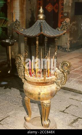 Cina: Urna incenso al Tempio Man Mo del XIX secolo, Tai po, nuovi territori, Hong Kong. Il tempio è dedicato a Man Cheong, il Dio della Letteratura, e Mo Tai, il dio delle arti marziali. Originariamente un'area scarsamente popolata di villaggi agricoli e di pescatori, Hong Kong è diventato uno dei centri finanziari e porti commerciali più significativi del mondo. È il decimo esportatore mondiale e il nono importatore. Hong Kong divenne una colonia dell'Impero britannico dopo che l'Impero Qing cedette l'Isola di Hong Kong alla fine della prima Guerra dell'Opium nel 1842. Foto Stock