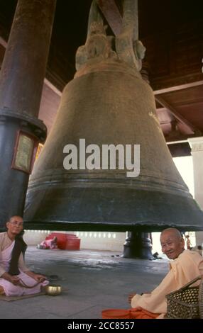 Birmania/Myanmar: Monache buddiste alla Campana di Mingun nella divisione Sagaing, Birmania. La Campana di Mingun è una campana gigante situata a Mingun, sulla riva occidentale del fiume Irrawaddy, nella regione di Sagaing, Myanmar. Fu la campana più pesante del mondo in funzione più volte nella storia. Il peso della campana è di 90,718 kg o 199,999 libbre. La campana è priva di crepe e in buone condizioni di squillo. La fusione della campana è iniziata nel 1808 ed è terminata nel 1810. Re Bodawpaya (r. 1782–1819) fece questo gigantesco cast di campane per andare con il suo enorme stupa, Mingun Pahtodawgyi. Foto Stock