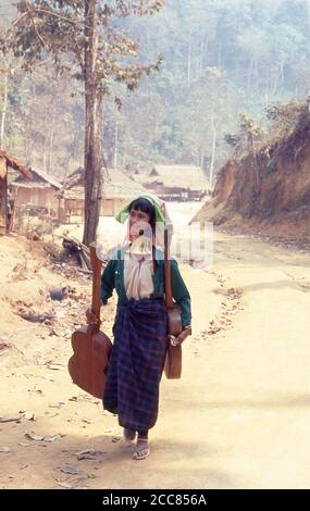 Thailandia: Padaung (Long Neck Karen) donna che porta chitarre fatte in casa, villaggio vicino Mae Hong Son, Thailandia settentrionale. I Padaung o Kayan Lahwi o Long Nicked Karen sono un sottogruppo del Kayan, un mix di Lawi, Kayan e molte altre tribù. I Kayan sono un sottogruppo del popolo del Karen Rosso (Karenni), una minoranza etnica tibetana-burman della Birmania (Myanmar). Foto Stock