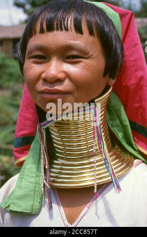 Thailandia: Padaung (Long Neck Karen) donna, Chiang mai Provincia, nord Thailandia. I Padaung o Kayan Lahwi o Long Nicked Karen sono un sottogruppo del Kayan, un mix di Lawi, Kayan e molte altre tribù. I Kayan sono un sottogruppo del popolo del Karen Rosso (Karenni), una minoranza etnica tibetana-burman della Birmania (Myanmar). Foto Stock