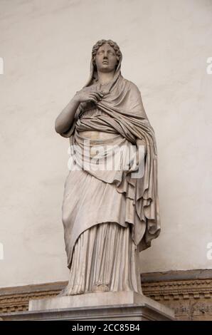 Italia: Statua di una donna romana (Sabina). Loggia dei Lanzi, Piazza della Signoria, Firenze. Arte Romana, i o II secolo CE. La Loggia dei Lanzi, detta anche Loggia della Signoria, fu costruita tra il 1376 e il 1382 da Benci di Cione e Simone di Francesco talenti, forse su disegno di Jacopo di Sione, per ospitare le assemblee del popolo e tenere cerimonie pubbliche, Come il giuramento in carica dei Gonfalonieri e dei Priori. Foto Stock