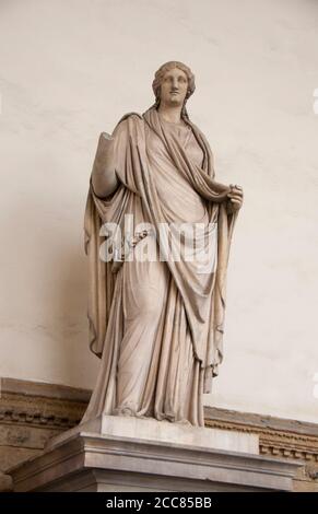 Italia: Statua di una donna romana (Sabina). Loggia dei Lanzi, Piazza della Signoria, Firenze. Arte Romana, i o II secolo CE. La Loggia dei Lanzi, detta anche Loggia della Signoria, fu costruita tra il 1376 e il 1382 da Benci di Cione e Simone di Francesco talenti, forse su disegno di Jacopo di Sione, per ospitare le assemblee del popolo e tenere cerimonie pubbliche, Come il giuramento in carica dei Gonfalonieri e dei Priori. Foto Stock