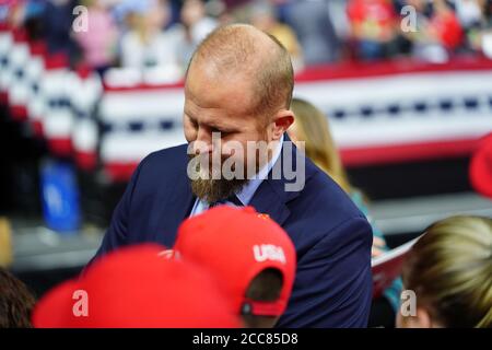 Brad Parscale, il manager della campagna del presidente Donald Trump del 2020, firma i fans vestiti e il sostenitore di Trump al rally presidenziale alla Panther Arena. Foto Stock